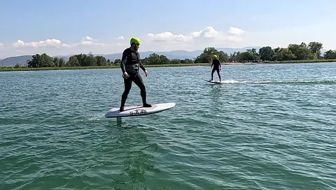 2 männer beim efoiling